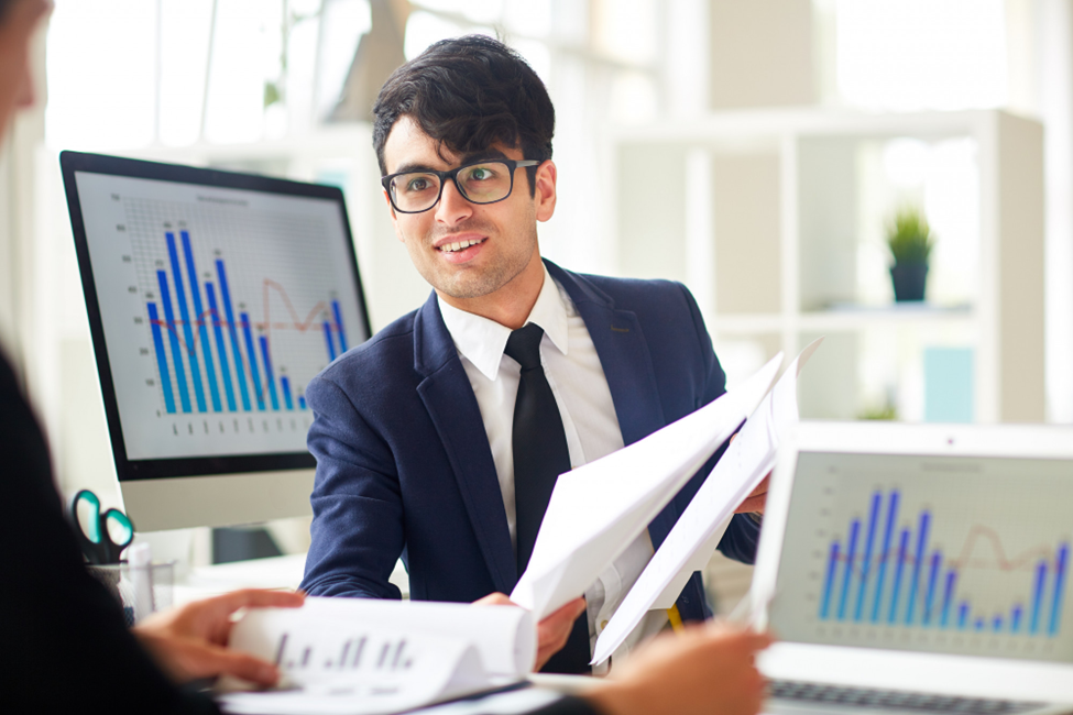 The Equity Analyst's Curse: Remembering Everything